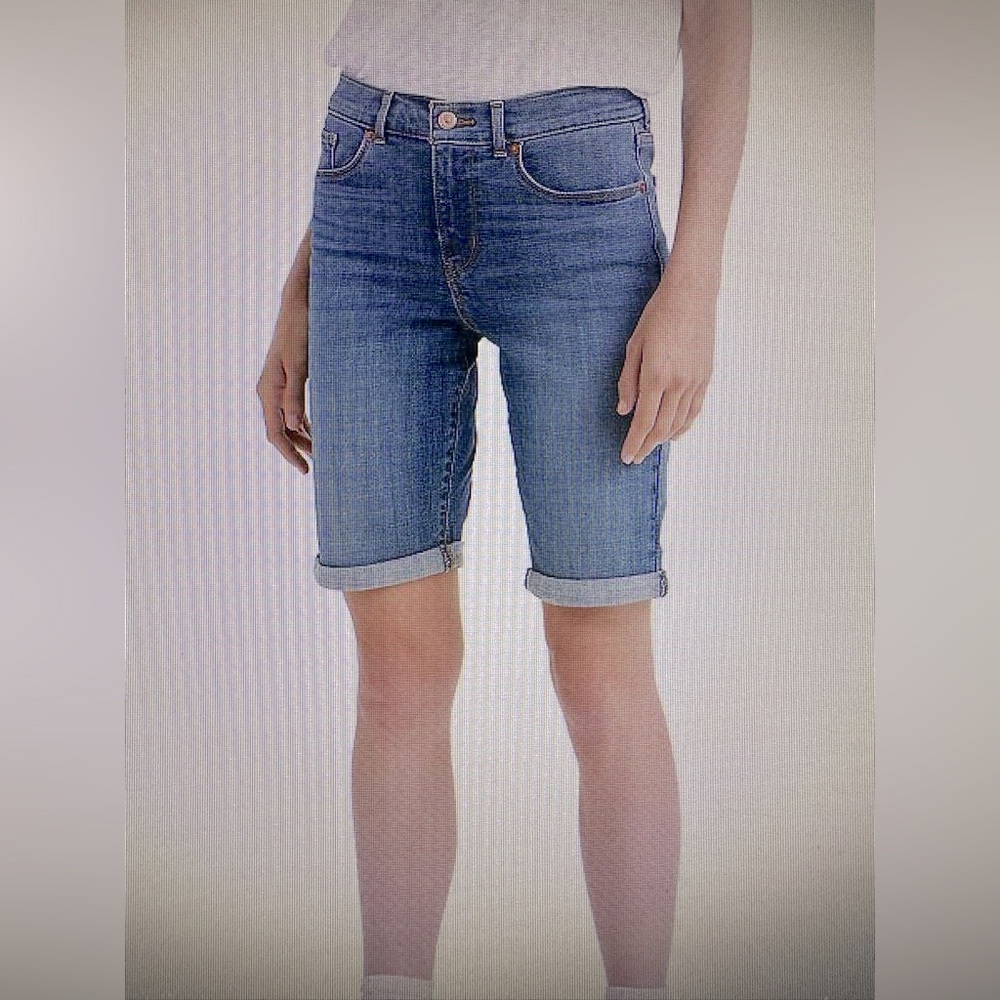 Levi’s midrise Bermuda jean shorts with destruction, size 33, NWT